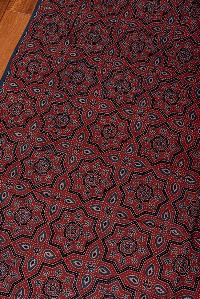 〔1m切り売り〕アジュラックプール村からやってきた　昔ながらの木版染めアジュラックデザインの伝統模様布〔幅約111cm〕 - 赤系 3 - 1mの長さごとにご購入いただけます。