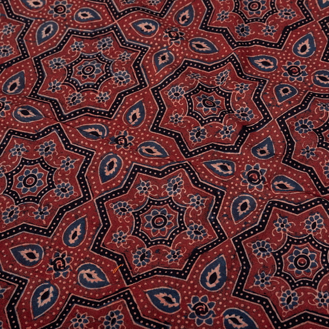 〔1m切り売り〕アジュラックプール村からやってきた　昔ながらの木版染めアジュラックデザインの伝統模様布〔幅約111cm〕 - 赤系 4 - インドならではの布ですね。