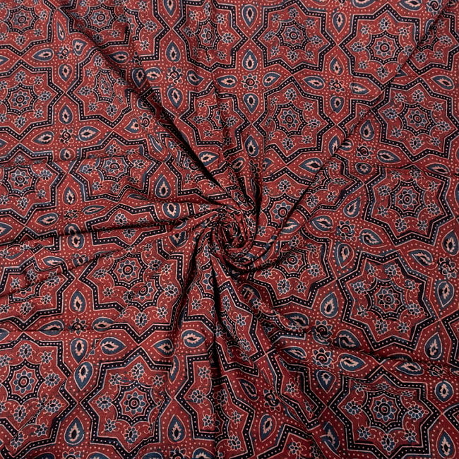 〔1m切り売り〕アジュラックプール村からやってきた　昔ながらの木版染めアジュラックデザインの伝統模様布〔幅約111cm〕 - 赤系 5 - 生地の拡大写真です。とても良い風合いです。