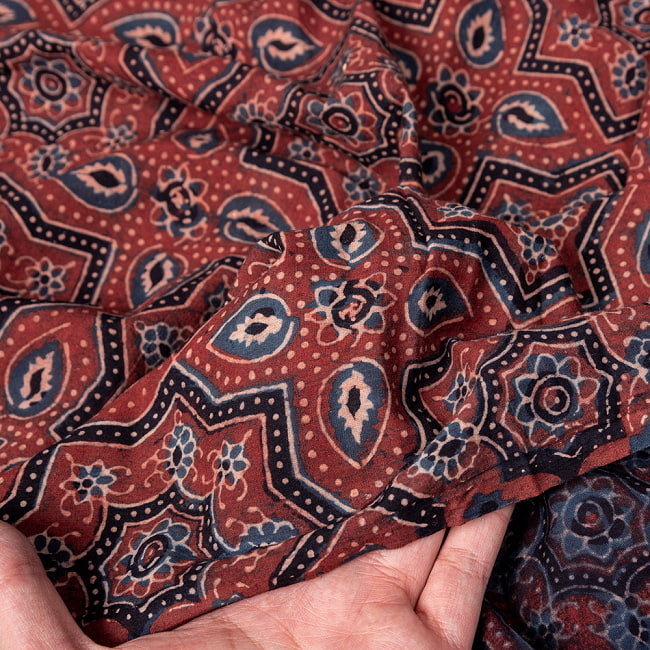 〔1m切り売り〕アジュラックプール村からやってきた　昔ながらの木版染めアジュラックデザインの伝統模様布〔幅約111cm〕 - 赤系 6 - ハンドメイドならではの、とても良い風合いです。