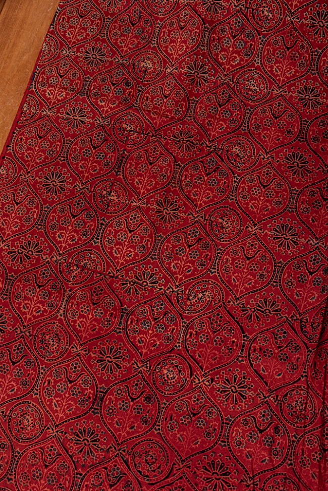 〔1m切り売り〕アジュラックプール村からやってきた　昔ながらの木版染めアジュラックデザインの伝統模様布〔幅約113cm〕 - 赤系 3 - 1mの長さごとにご購入いただけます。