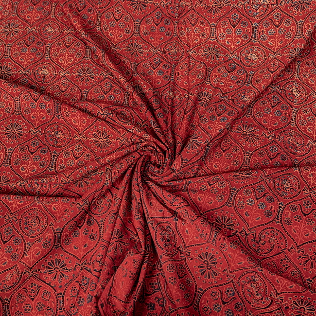 〔1m切り売り〕アジュラックプール村からやってきた　昔ながらの木版染めアジュラックデザインの伝統模様布〔幅約113cm〕 - 赤系 5 - 生地の拡大写真です。とても良い風合いです。