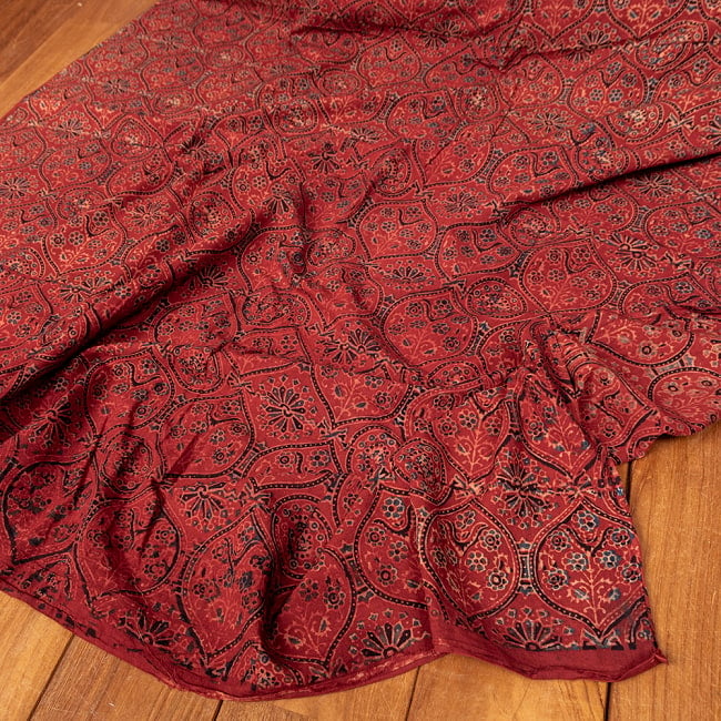 〔1m切り売り〕アジュラックプール村からやってきた　昔ながらの木版染めアジュラックデザインの伝統模様布〔幅約113cm〕 - 赤系の写真1枚目です。インドらしい味わいのある布地です。アジュラック,ウッドブロック,木版染め,ボタニカル,唐草模様,切り売り,量り売り布,アジア布 量り売り,手芸,生地