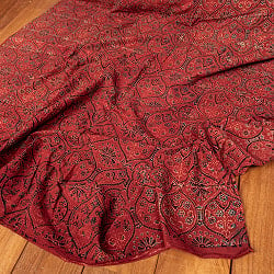 〔1m切り売り〕アジュラックプール村からやってきた　昔ながらの木版染めアジュラックデザインの伝統模様布〔幅約113cm〕 - 赤系の商品写真