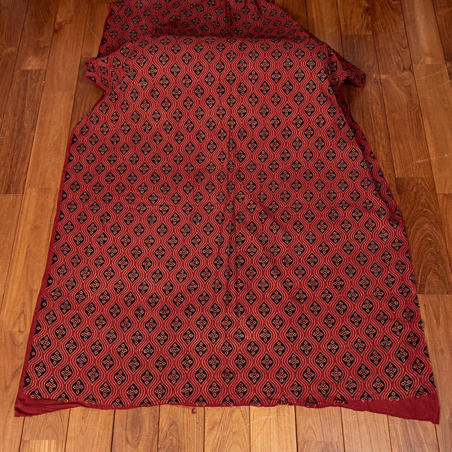 〔1m切り売り〕アジュラックプール村からやってきた　昔ながらの木版染め伝統模様布〔幅約112cm〕 - 赤系 2 - とても素敵な雰囲気です