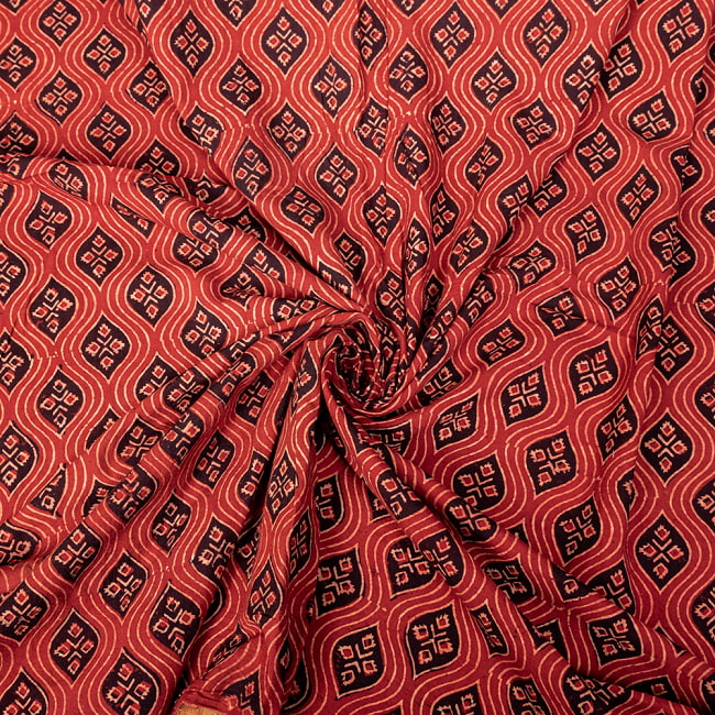 〔1m切り売り〕アジュラックプール村からやってきた　昔ながらの木版染め伝統模様布〔幅約112cm〕 - 赤系 5 - 生地の拡大写真です。とても良い風合いです。