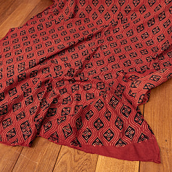〔1m切り売り〕アジュラックプール村からやってきた　昔ながらの木版染め伝統模様布〔幅約112cm〕 - 赤系の商品写真