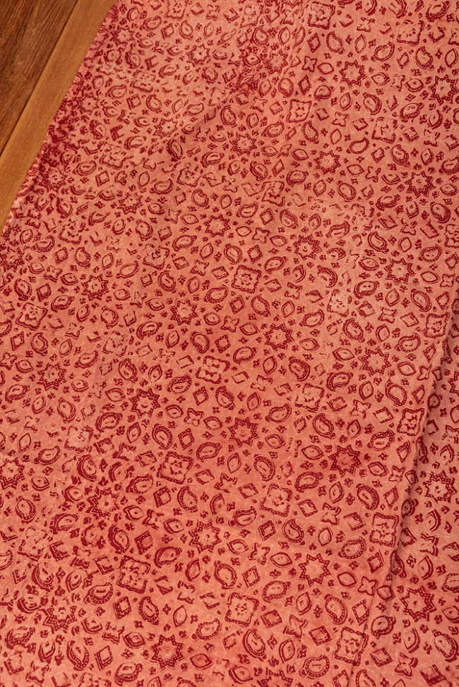 〔1m切り売り〕アジュラックプール村からやってきた　昔ながらの木版染め伝統模様布〔幅約111cm〕 - 赤系 3 - 1mの長さごとにご購入いただけます。