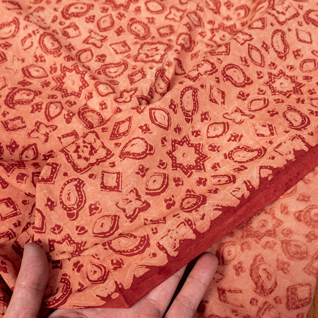〔1m切り売り〕アジュラックプール村からやってきた　昔ながらの木版染め伝統模様布〔幅約111cm〕 - 赤系 6 - ハンドメイドならではの、とても良い風合いです。