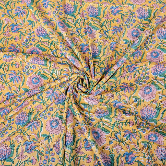 〔1m切り売り〕ジャイプル　職人手作り　色彩豊かなボタニカルデザイン　おしゃれ　生地　花柄　テーブルクロス　刺繍素材などへ〔約111cm〕 - イエロー系 5 - 生地の拡大写真です。とても良い風合いです。