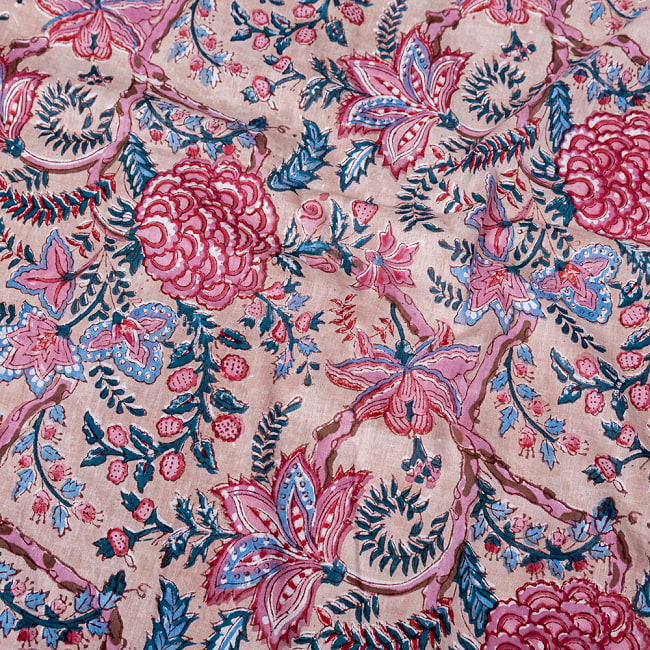 〔1m切り売り〕ジャイプル　職人手作り　色彩豊かなボタニカルデザイン　おしゃれ　生地　花柄　テーブルクロス　刺繍素材などへ〔約111cm〕 - ピンク系 4 - インドならではの布ですね。