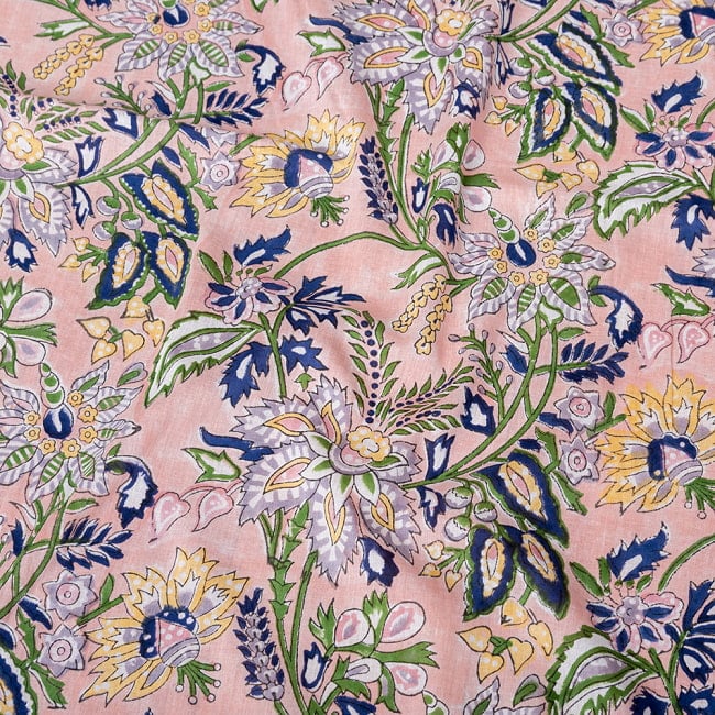 〔1m切り売り〕ジャイプル　職人手作り　色彩豊かなボタニカルデザイン　おしゃれ　生地　花柄　テーブルクロス　刺繍素材などへ〔約114cm〕 - 薄ピンク系 4 - インドならではの布ですね。