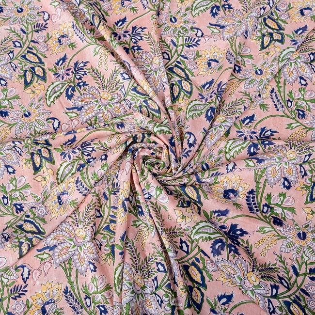 〔1m切り売り〕ジャイプル　職人手作り　色彩豊かなボタニカルデザイン　おしゃれ　生地　花柄　テーブルクロス　刺繍素材などへ〔約114cm〕 - 薄ピンク系 5 - 生地の拡大写真です。とても良い風合いです。