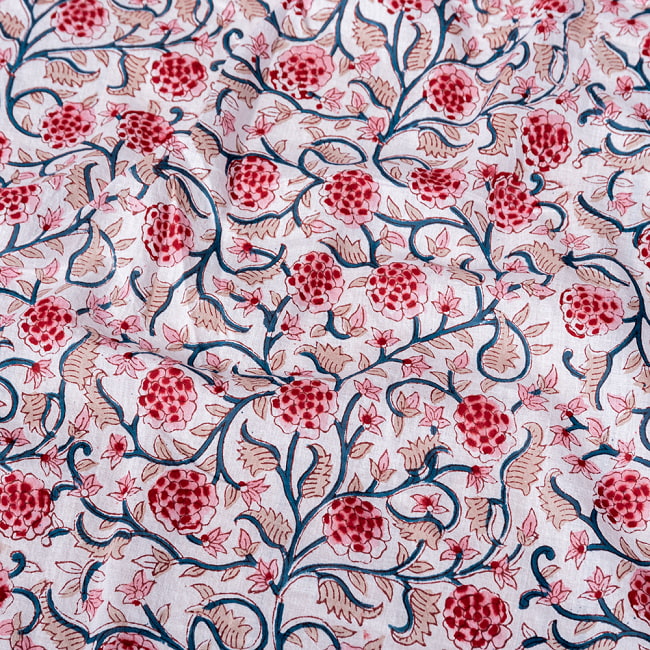 〔1m切り売り〕ジャイプル　職人手作り　色彩豊かなボタニカルデザイン　おしゃれ　生地　花柄　テーブルクロス　刺繍素材などへ〔約110cm〕 - ホワイト・ピンク系 4 - インドならではの布ですね。