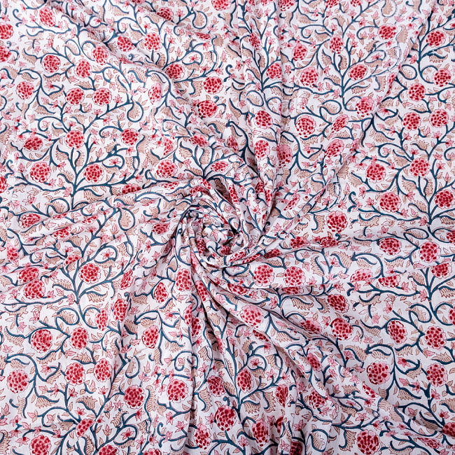 〔1m切り売り〕ジャイプル　職人手作り　色彩豊かなボタニカルデザイン　おしゃれ　生地　花柄　テーブルクロス　刺繍素材などへ〔約110cm〕 - ホワイト・ピンク系 5 - 生地の拡大写真です。とても良い風合いです。