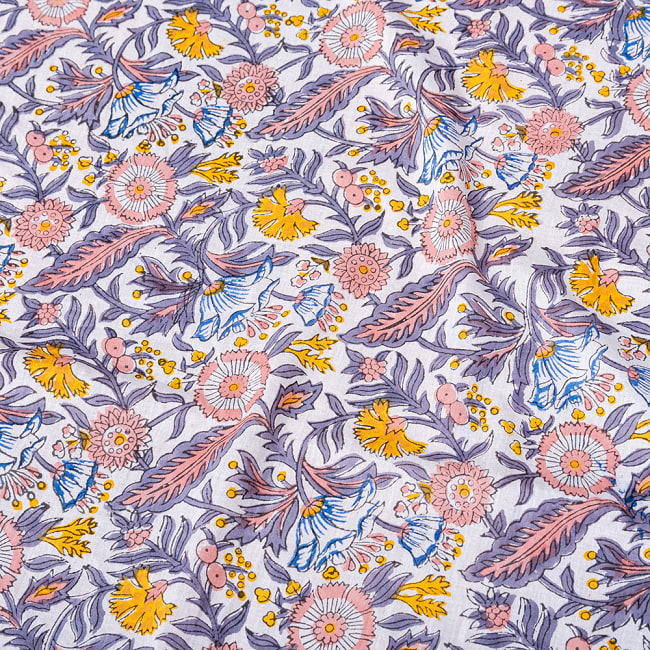 〔1m切り売り〕ジャイプル　職人手作り　色彩豊かなボタニカルデザイン　おしゃれ　生地　花柄　テーブルクロス　刺繍素材などへ〔約111cm〕 4 - インドならではの布ですね。