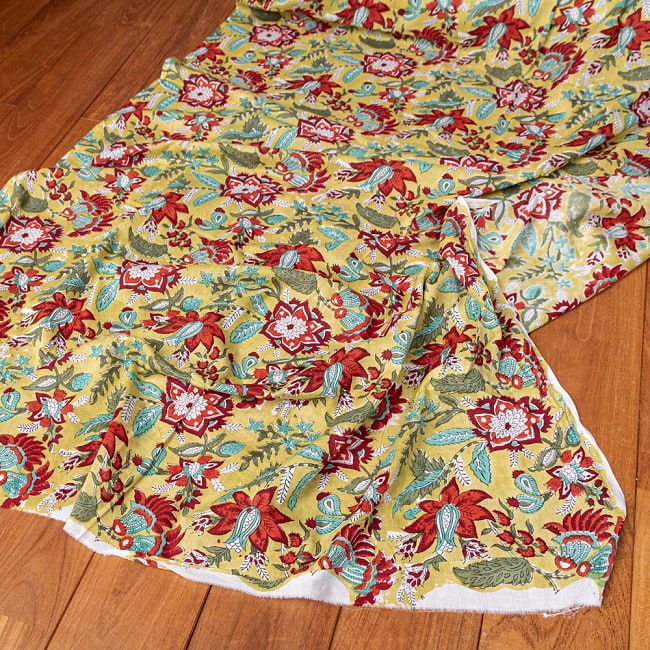 〔1m切り売り〕ジャイプル　職人手作り　色彩豊かなボタニカルデザイン　おしゃれ　生地　花柄　テーブルクロス　刺繍素材などへ〔約110cm〕 - うぐいす系の写真1枚目です。インドらしい味わいのある布地です。切り売り生地,テーブルクロス,マルチクロス,ボタニカル,プロヴァンス,更紗,量り売り布,アジア布 量り売り,手芸,裁縫,生地,アジアン,ファブリック
