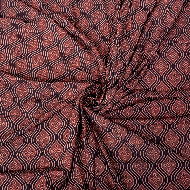 〔1m切り売り〕アジュラックプール村からやってきた　昔ながらの木版染め伝統模様布〔約114cm〕 - ブラック系 5 - 生地の拡大写真です。とても良い風合いです。