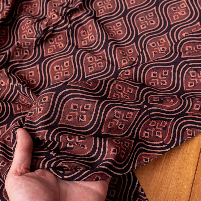 〔1m切り売り〕アジュラックプール村からやってきた　昔ながらの木版染め伝統模様布〔約114cm〕 - ブラック系 6 - 生地を広げてみたところです。横幅もしっかりあります。注文個数に応じた長さにカットしてお送りいたします。