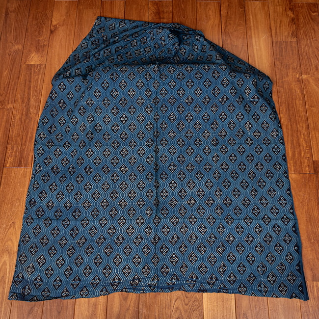 〔1m切り売り〕アジュラックプール村からやってきた　昔ながらのインディゴ木版染め更紗模様布〔約113cm〕 - ネイビー系 2 - とても素敵な雰囲気です