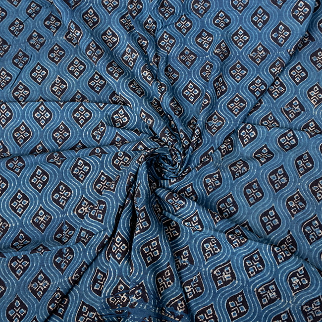 〔1m切り売り〕アジュラックプール村からやってきた　昔ながらのインディゴ木版染め更紗模様布〔約113cm〕 - ネイビー系 5 - 生地の拡大写真です。とても良い風合いです。