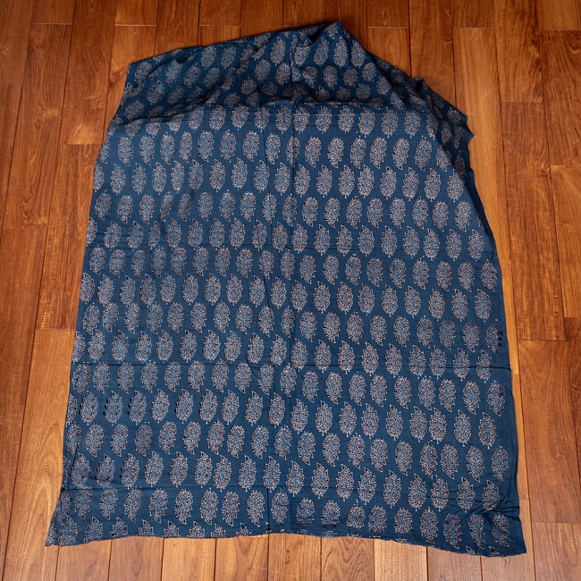 〔1m切り売り〕アジュラックプール村からやってきた　昔ながらのインディゴ木版染め更紗模様布〔約109cm〕 - ネイビー系 2 - とても素敵な雰囲気です