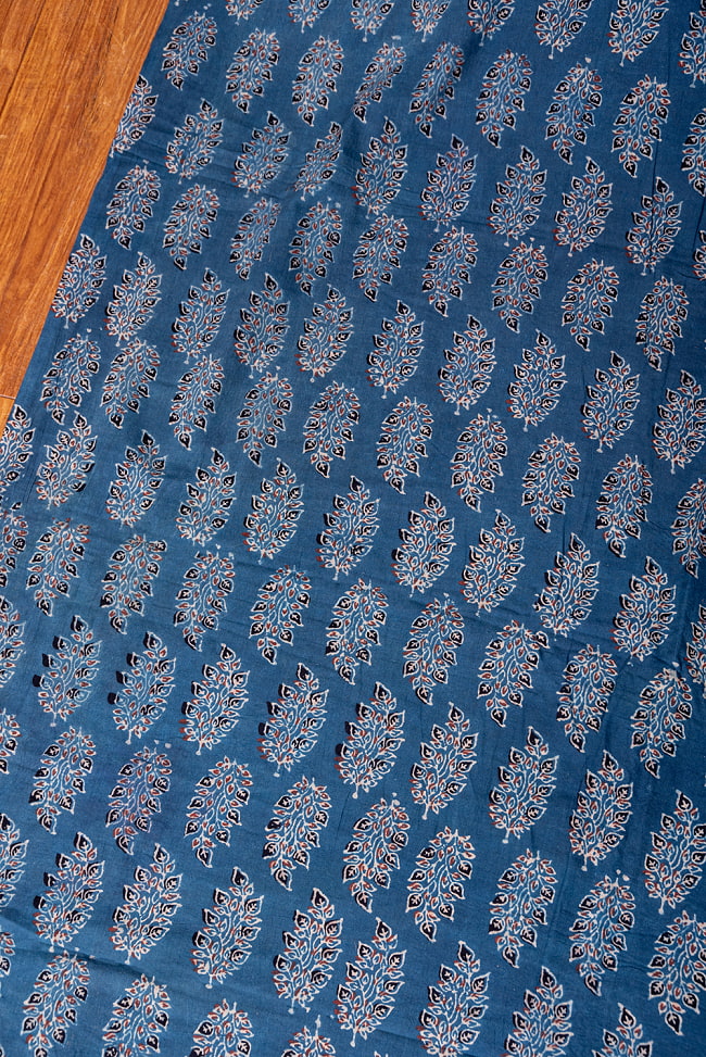 〔1m切り売り〕アジュラックプール村からやってきた　昔ながらのインディゴ木版染め更紗模様布〔約109cm〕 - ネイビー系 3 - 1mの長さごとにご購入いただけます。