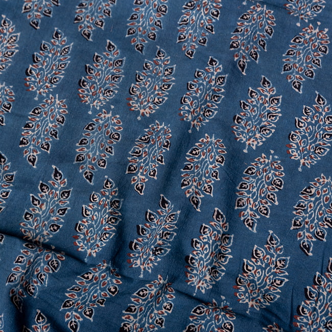 〔1m切り売り〕アジュラックプール村からやってきた　昔ながらのインディゴ木版染め更紗模様布〔約109cm〕 - ネイビー系 4 - インドならではの布ですね。