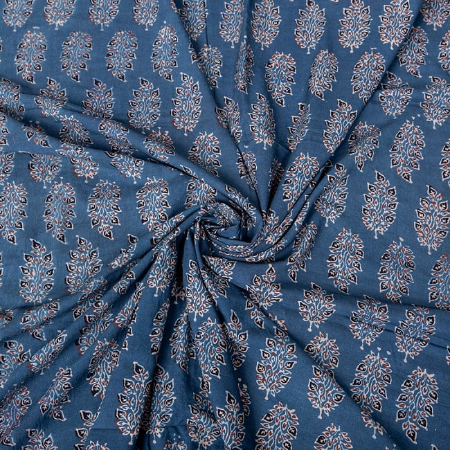 〔1m切り売り〕アジュラックプール村からやってきた　昔ながらのインディゴ木版染め更紗模様布〔約109cm〕 - ネイビー系 5 - 生地の拡大写真です。とても良い風合いです。