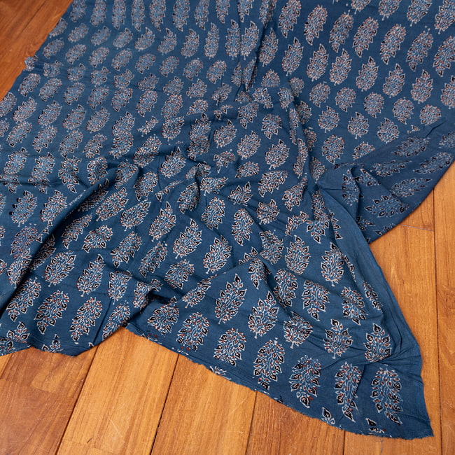 〔1m切り売り〕アジュラックプール村からやってきた　昔ながらのインディゴ木版染め更紗模様布〔約109cm〕 - ネイビー系の写真