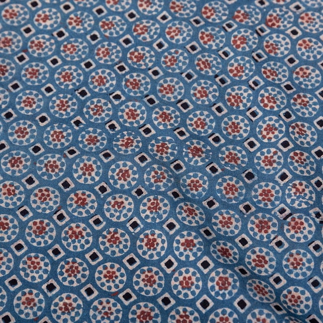 〔1m切り売り〕アジュラックプール村からやってきた　昔ながらのインディゴ木版染めアジュラックデザイン布〔約110cm〕 - ネイビー系 4 - インドならではの布ですね。