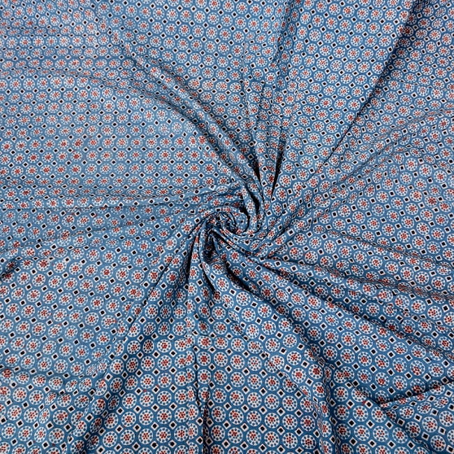 〔1m切り売り〕アジュラックプール村からやってきた　昔ながらのインディゴ木版染めアジュラックデザイン布〔約110cm〕 - ネイビー系 5 - 生地の拡大写真です。とても良い風合いです。