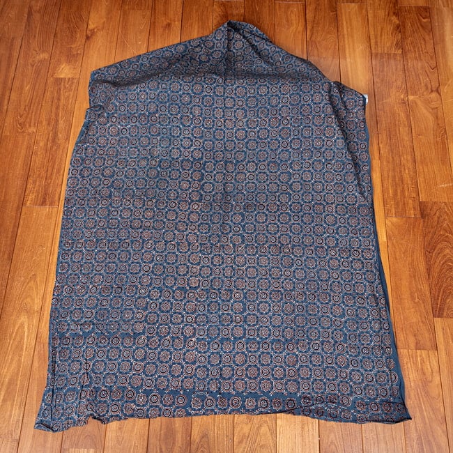 〔1m切り売り〕アジュラックプール村からやってきた　昔ながらのインディゴ木版染めアジュラックデザイン布〔約107cm〕 - ネイビー系 2 - とても素敵な雰囲気です