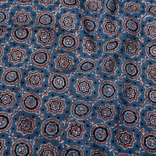 〔1m切り売り〕アジュラックプール村からやってきた　昔ながらのインディゴ木版染めアジュラックデザイン布〔約107cm〕 - ネイビー系 4 - インドならではの布ですね。