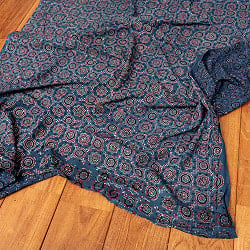 〔1m切り売り〕アジュラックプール村からやってきた　昔ながらのインディゴ木版染めアジュラックデザイン布〔約107cm〕 - ネイビー系の商品写真