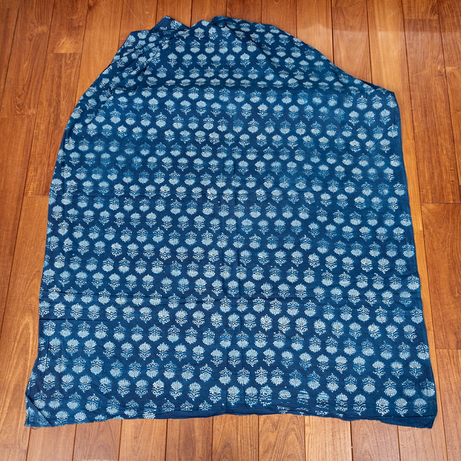 〔1m切り売り〕アジュラックプール村からやってきた　昔ながらのインディゴ木版染め更紗模様布〔約110cm〕 - ネイビー系 2 - とても素敵な雰囲気です