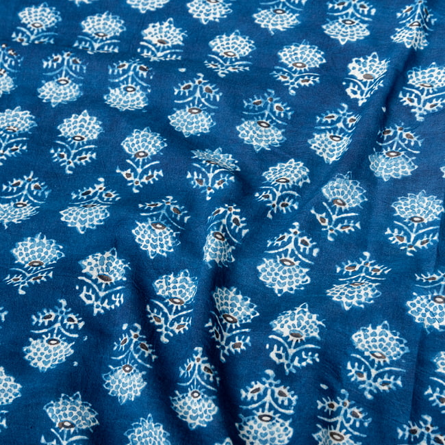 〔1m切り売り〕アジュラックプール村からやってきた　昔ながらのインディゴ木版染め更紗模様布〔約110cm〕 - ネイビー系 4 - インドならではの布ですね。