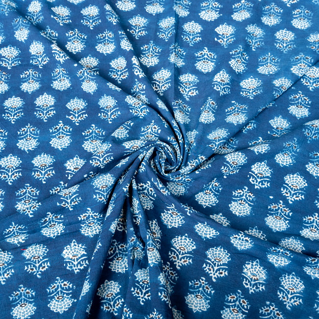 〔1m切り売り〕アジュラックプール村からやってきた　昔ながらのインディゴ木版染め更紗模様布〔約110cm〕 - ネイビー系 5 - 生地の拡大写真です。とても良い風合いです。