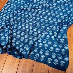 〔1m切り売り〕アジュラックプール村からやってきた　昔ながらのインディゴ木版染め更紗模様布〔約110cm〕 - ネイビー系の商品写真
