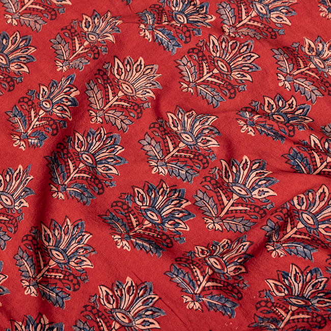 〔1m切り売り〕アジュラックプール村からやってきた　昔ながらの木版染め更紗模様布〔約112cm〕 - レッド系 4 - インドならではの布ですね。