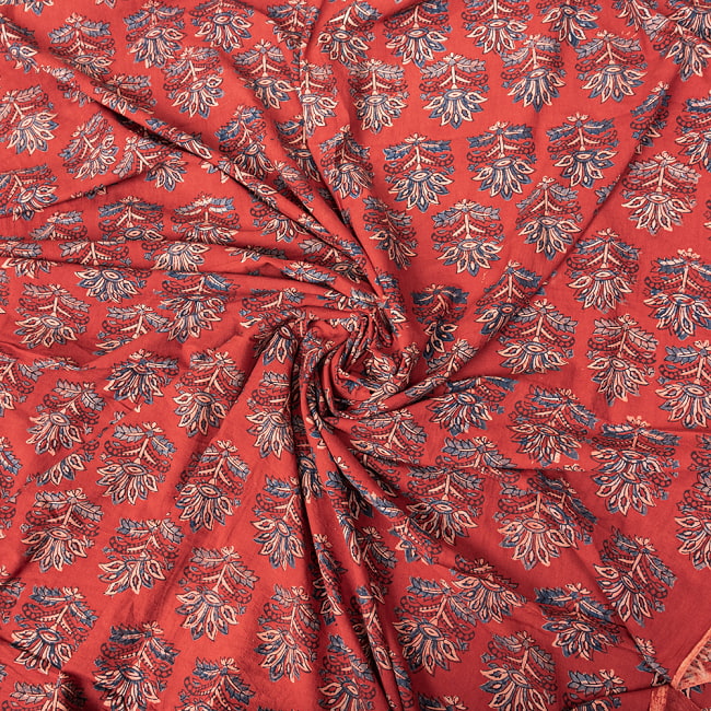 〔1m切り売り〕アジュラックプール村からやってきた　昔ながらの木版染め更紗模様布〔約112cm〕 - レッド系 5 - 生地の拡大写真です。とても良い風合いです。