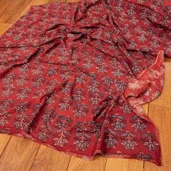 〔1m単位切り売り〕アジュラックプール村からやってきた 昔ながらの木版染め更紗模様布〔約112cm〕 - レッド系