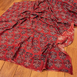 〔1m切り売り〕アジュラックプール村からやってきた　昔ながらの木版染め更紗模様布〔約112cm〕 - レッド系