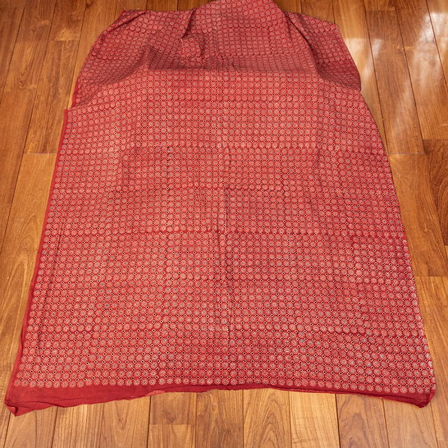 〔1m切り売り〕アジュラックプール村からやってきた　昔ながらの木版染めアジュラックデザイン布〔約113cm〕 - レッド系 2 - とても素敵な雰囲気です