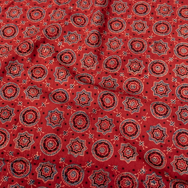 〔1m切り売り〕アジュラックプール村からやってきた　昔ながらの木版染めアジュラックデザイン布〔約107cm〕 - レッド系 4 - インドならではの布ですね。