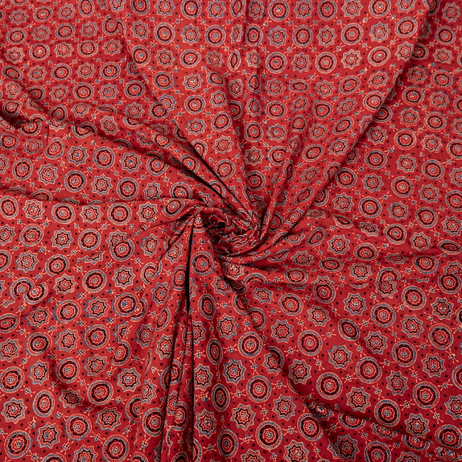 〔1m切り売り〕アジュラックプール村からやってきた　昔ながらの木版染めアジュラックデザイン布〔約107cm〕 - レッド系 5 - 生地の拡大写真です。とても良い風合いです。