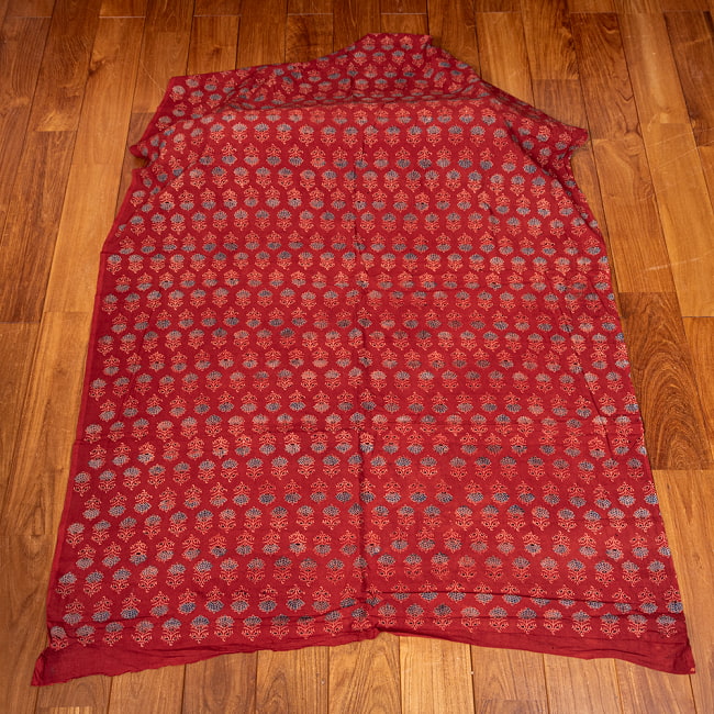 〔1m切り売り〕アジュラックプール村からやってきた　昔ながらの木版染め更紗模様布〔約111cm〕 - レッド系 2 - とても素敵な雰囲気です