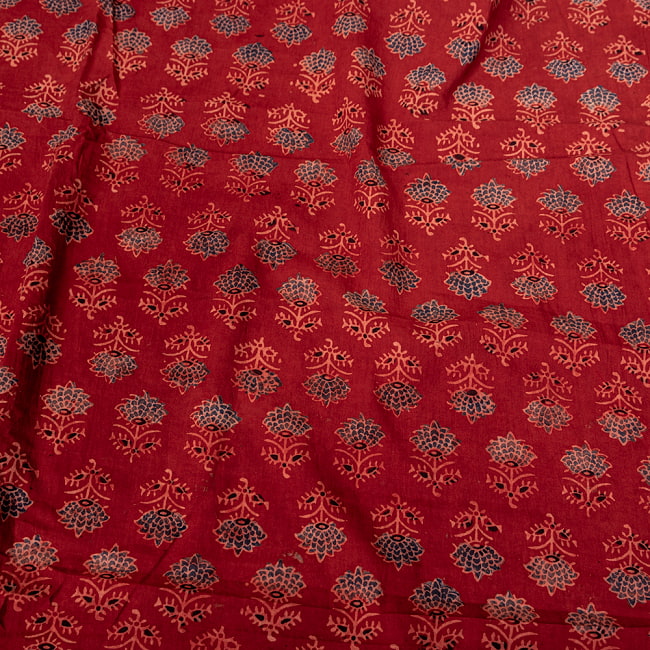 〔1m切り売り〕アジュラックプール村からやってきた　昔ながらの木版染め更紗模様布〔約111cm〕 - レッド系 4 - インドならではの布ですね。