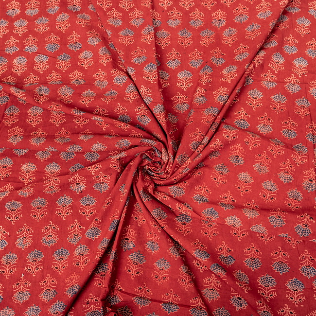 〔1m切り売り〕アジュラックプール村からやってきた　昔ながらの木版染め更紗模様布〔約111cm〕 - レッド系 5 - 生地の拡大写真です。とても良い風合いです。