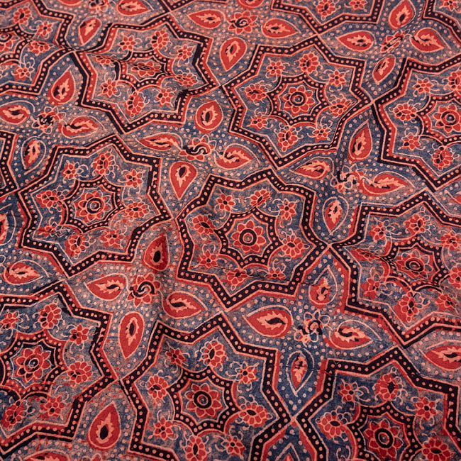 〔1m切り売り〕アジュラックプール村からやってきた　昔ながらの木版染めアジュラックデザイン布〔約112cm〕 - レッド系 4 - インドならではの布ですね。